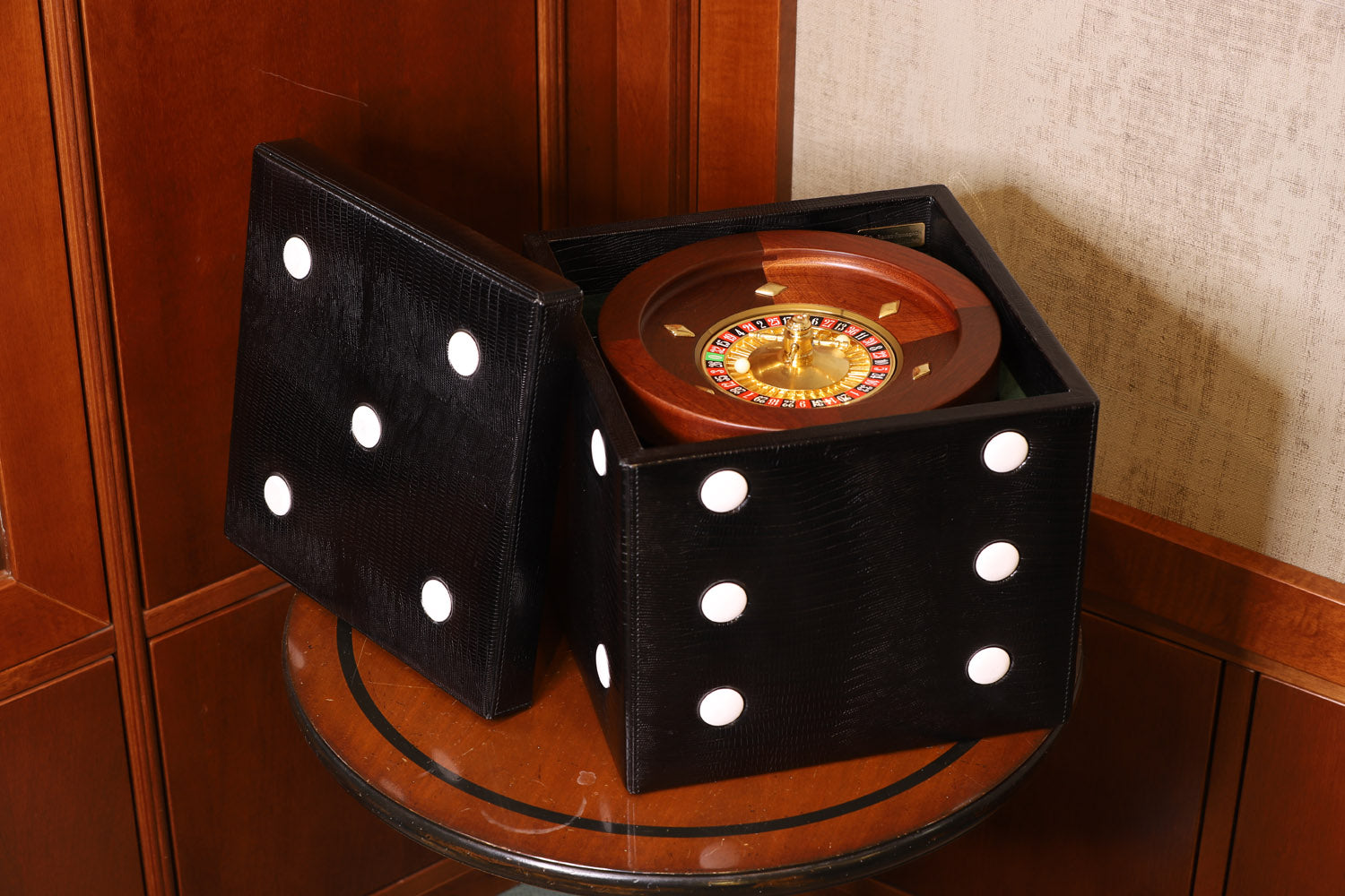 Complete hand -made leather roulette in Italy | Fishes, roulette and carpet
