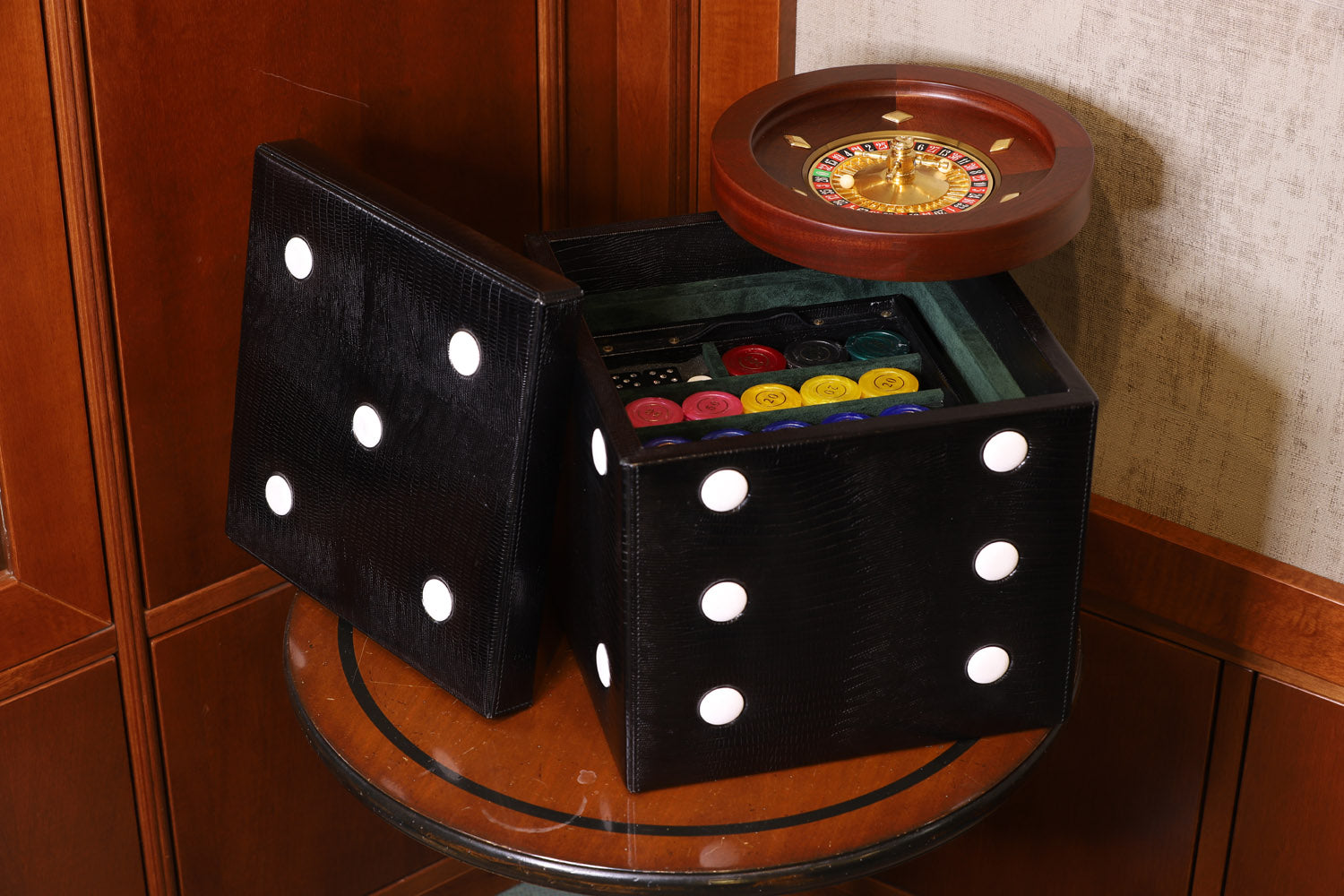 Complete hand -made leather roulette in Italy | Fishes, roulette and carpet