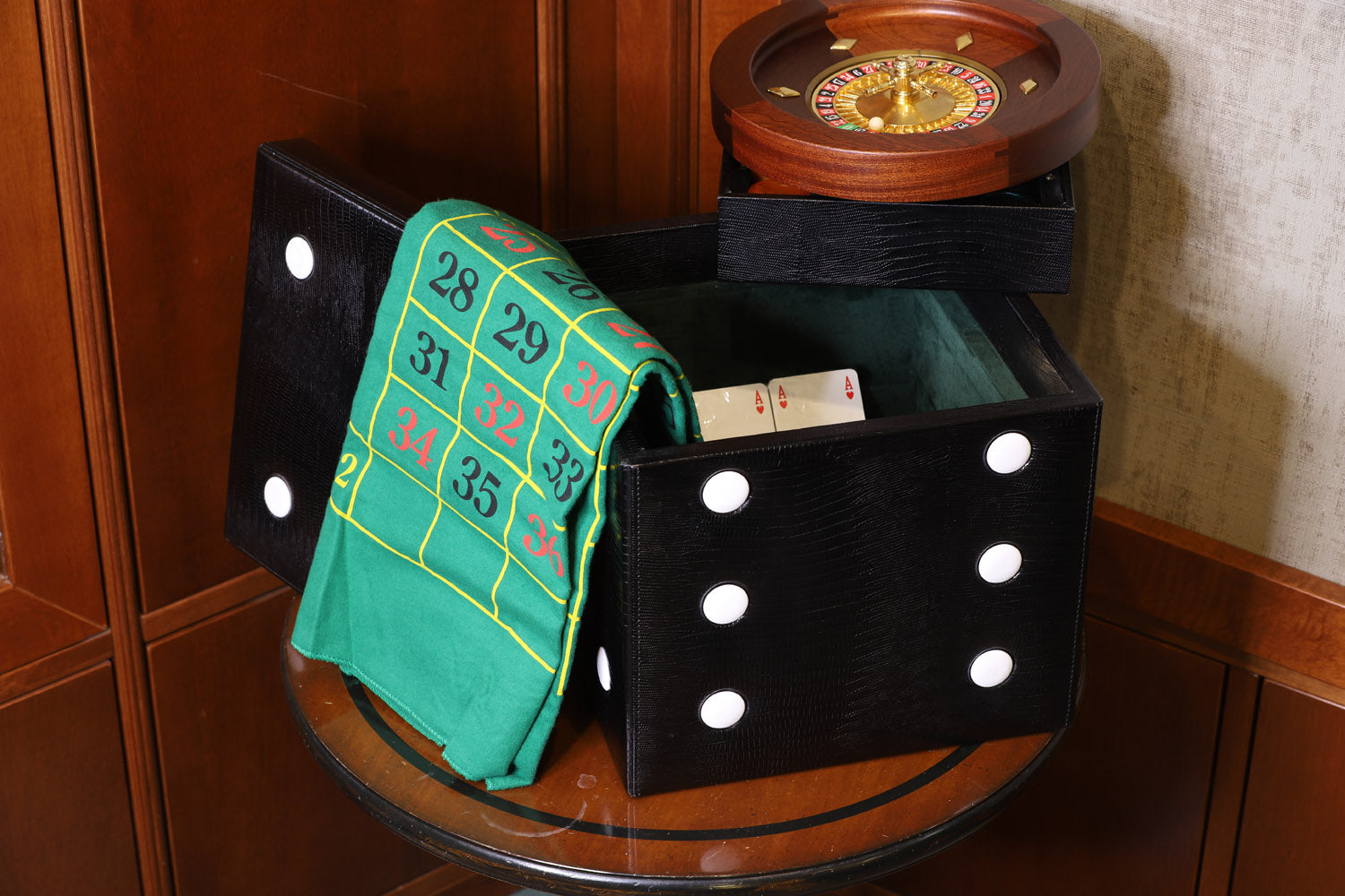 Complete hand -made leather roulette in Italy | Fishes, roulette and carpet