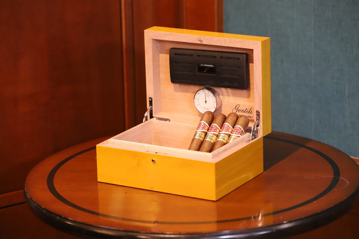 Humidor 20 yellow cigars
